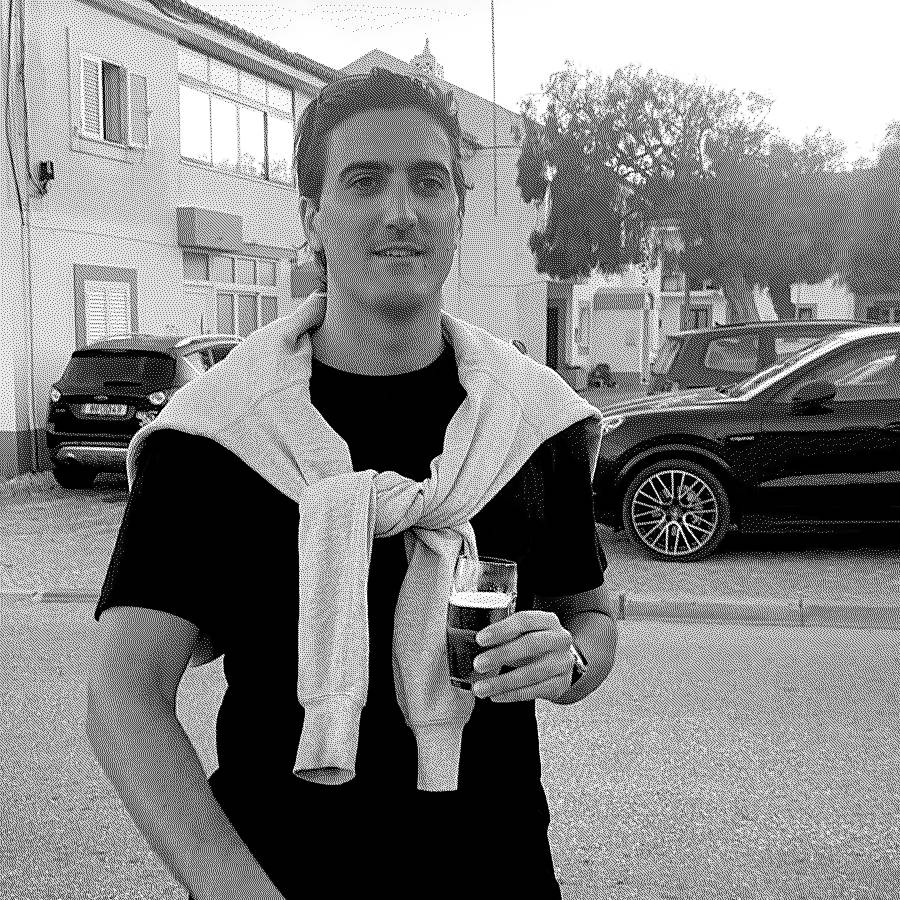 Andrés, en blanco y negro, con una cerveza